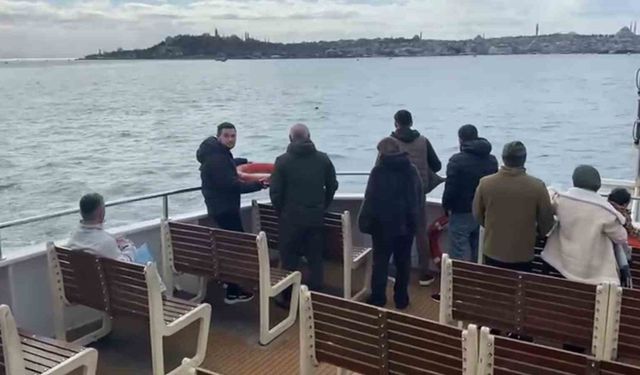İstanbul'da bir kişi vapurdan denize atladı, görevliler ve vatandaşlar onun için seferber oldu