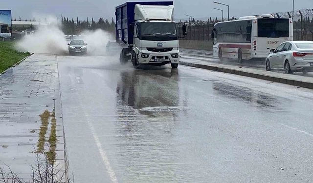 İzmir'de sağanak etkili oldu: Yollar göle döndü, trafik kilitlendi