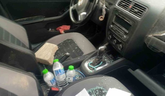 Kaldırım taşıyla camını kırdıkları otomobilden depremzede vatandaşın 100 bin TL'sini çaldılar