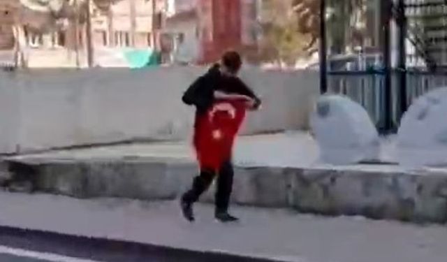 Kaldırımda gördüğü Türk Bayrağı'nı koşarak alan çocuk, kask kamerasıyla görüntülendi