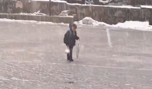 Kar altında İstiklal Marşı'nı okuyan çocuk yürekleri ısıttı