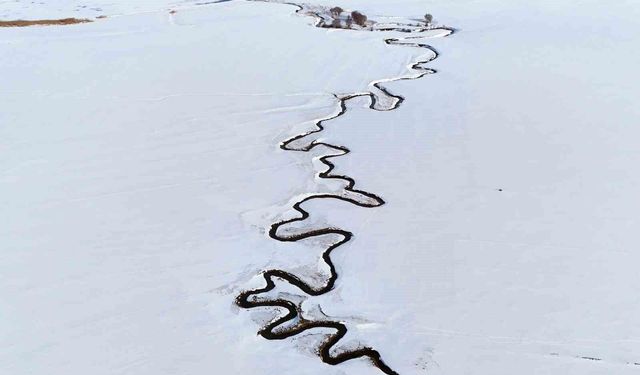 Kar altındaki menderesler güzel manzaralar oluşturuyor