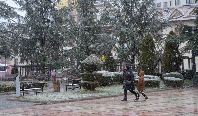 Kastamonu'da vatandaşlar, Ramazan ayının ilk gününe kar yağışıyla uyandı