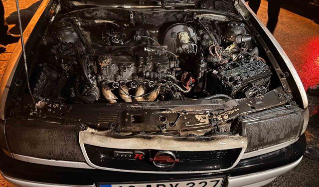 Kırşehir'de park halindeki otomobil alevlere teslim oldu