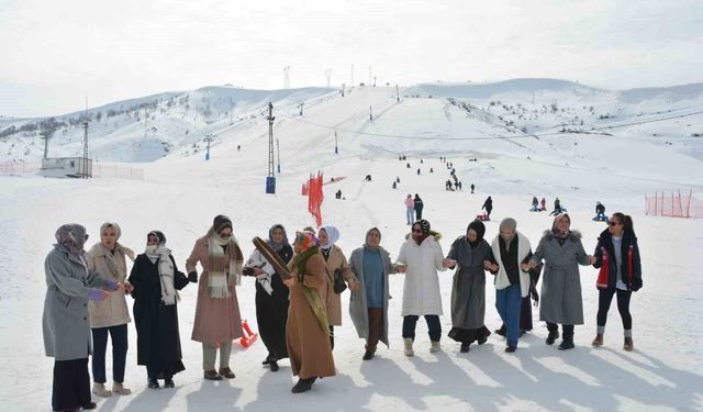 Kursiyer kadınlar kızakla kayıp halay çekmenin keyfini çıkardı