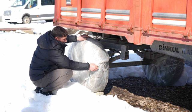 Muş'ta çiftçiler tarım araçlarını kış şartlarına karşı koruyor