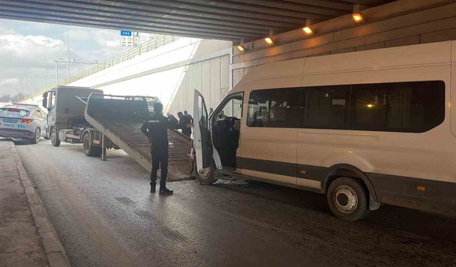 Otomobil ile servis aracı çarpıştı: 5 yaralı