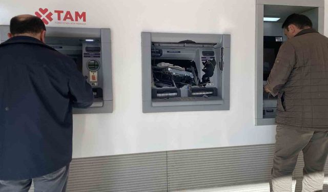 Para çekemediği ATM'yi balyozla parçaladı