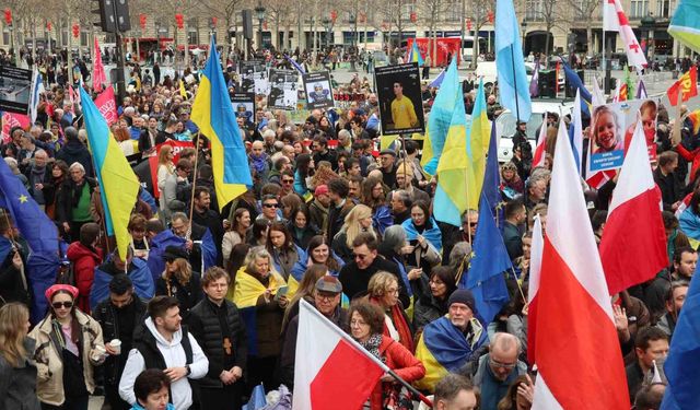 Paris'te Ukrayna'ya destek yürüyüşü