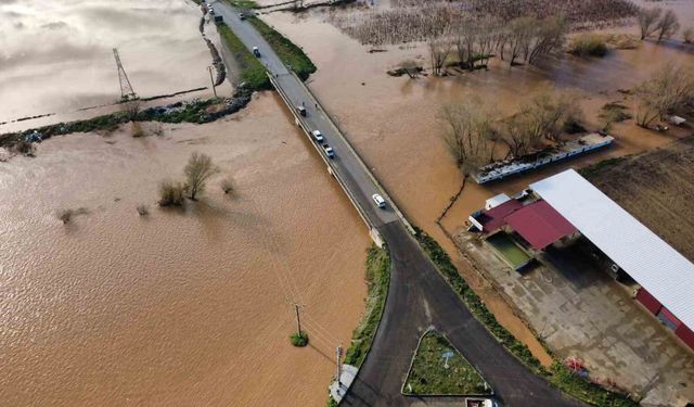 Salihli'de sel felaketi: Köprü yıkıldı, nehir taştı, yollar kapandı