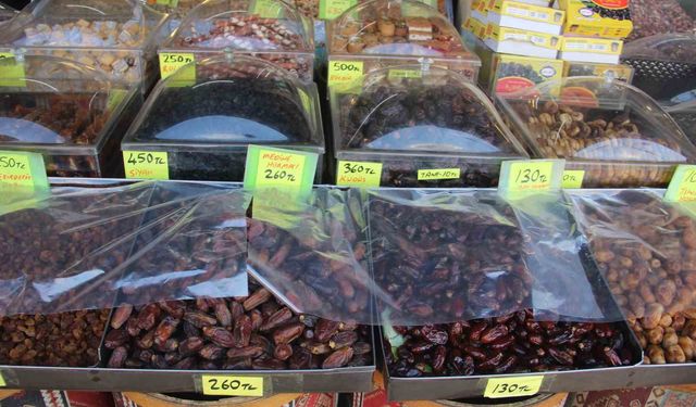 Şanlıurfa'da tarihi çarşıda Ramazan yoğunluğu