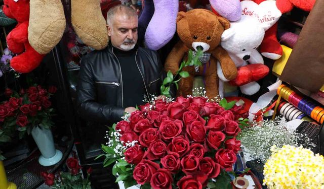 Sevgililer Günü'nde 100 TL'lerden başlayıp, 7 bin TL'ye kadar çıkan çiçek hediyesi
