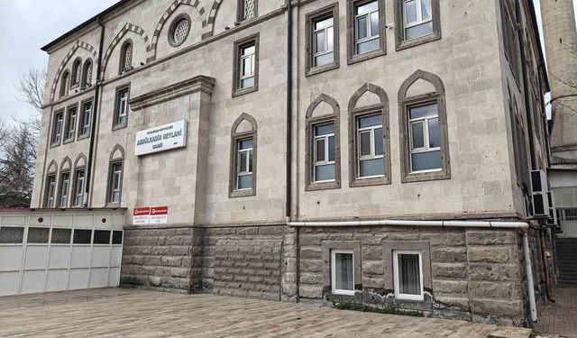 Teravih namazında camiye torpil attı