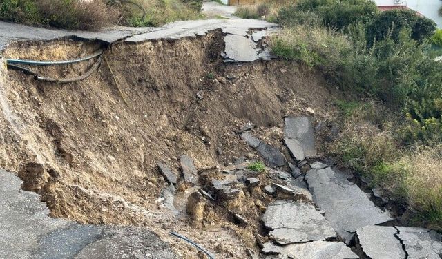 Yağışlar heyelanı tetikledi: Çeşme'de toprak kayması