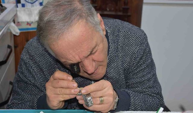 Yarım asırlık saat ustası çırak bulamadığı mesleğini eşiyle ayakta tutuyor