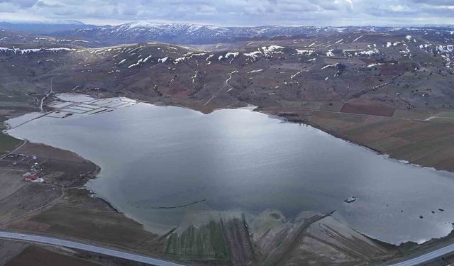 Yaz aylarında tamamen kuruyan göl, yeniden su tuttu