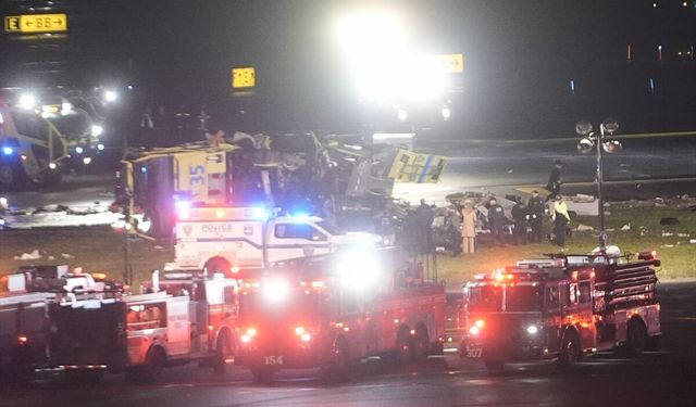 ABD'nin New York kentinde uçak, havalimanına inişi sırasında itfaiye aracına çarptı