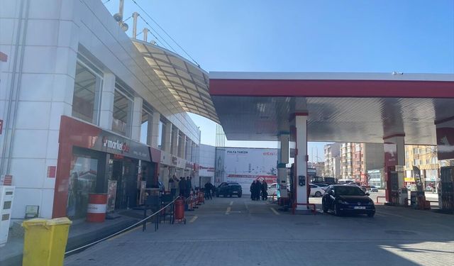 Bilecik'te çıkan bıçaklı ve silahlı kavgada 1'i polis 3 kişi yaralandı