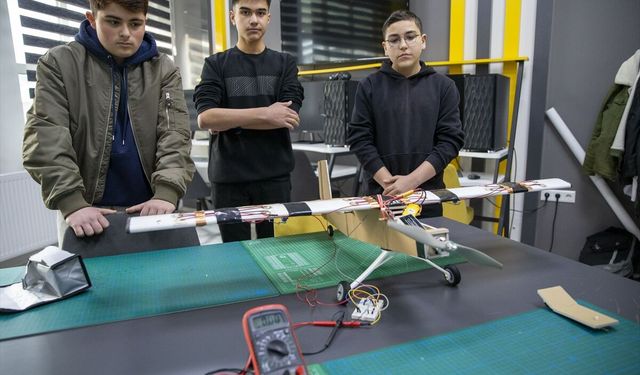 Bolu'da lise öğrencileri uçak kanatlarındaki titreşimden elektrik üreten sistem geliştirdi