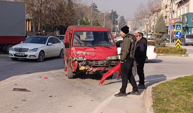 Bursa'da panelvan ile minibüsün çarpıştığı kazada 3 kişi yaralandı