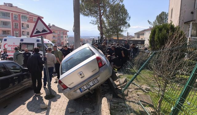 Bursa'da park halindeyken hareket eden otomobilin çarptığı çocuk öldü, dedesi ve kardeşi yaralandı