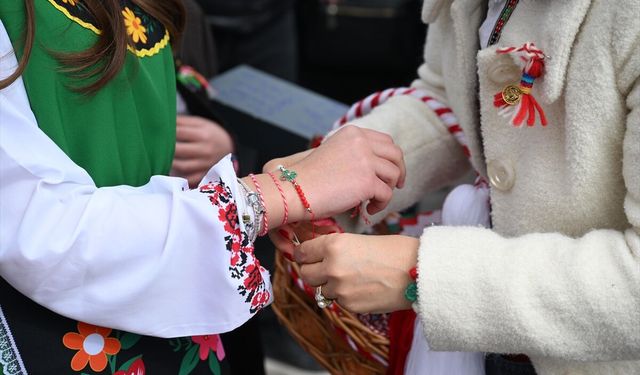 Edirne'de Bulgaristan'ın bahar geleneği olan 'marteniçka' bilekliği dağıtıldı
