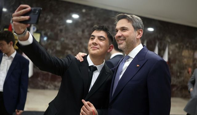 Enerji ve Tabii Kaynaklar Bakanı Bayraktar, Ankara'da lise öğrencileriyle iftarda bir araya geldi:
