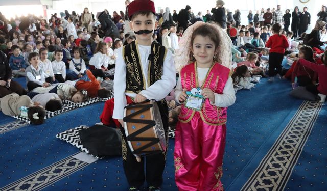 Erzincan'da anaokulu öğrencileri için davul ve maniler eşliğinde sahur etkinliği düzenlendi