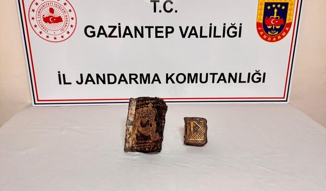 Gaziantep'te tarihi eser niteliğinde altın yazmalı 2 kitap ele geçirildi