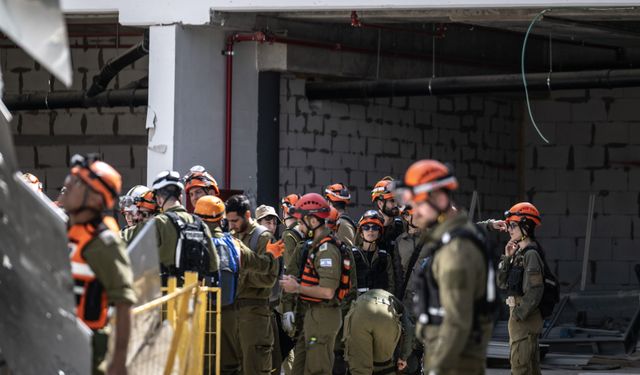 İran'ın misillemesinde Tel Aviv'e isabet eden füze nedeniyle 2 kişi öldü