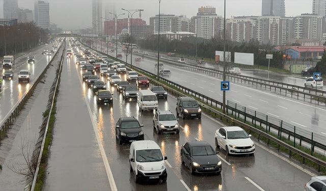 İstanbul'da yağmurun da etkisiyle sabah saatlerinde trafik yoğunluğu yaşanıyor