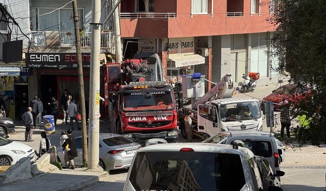 İzmir'de freni boşalan vincin 2 otomobili iş yerine sürüklemesi kamerada