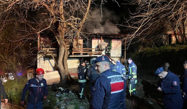Kocaeli'de ahşap evde çıkan yangında 1 kişi hayatını kaybetti
