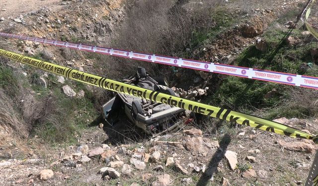 Kütahya'da şarampole devrilen otomobildeki 2 kişi öldü