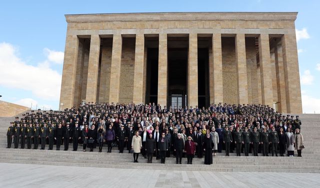 Milli Savunma Bakanı Yaşar Güler'in eşi Demet Güler, Anıtkabir'i ziyaret etti