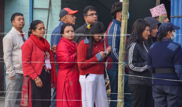 Nepal, genel seçimler için sandık başına gitti