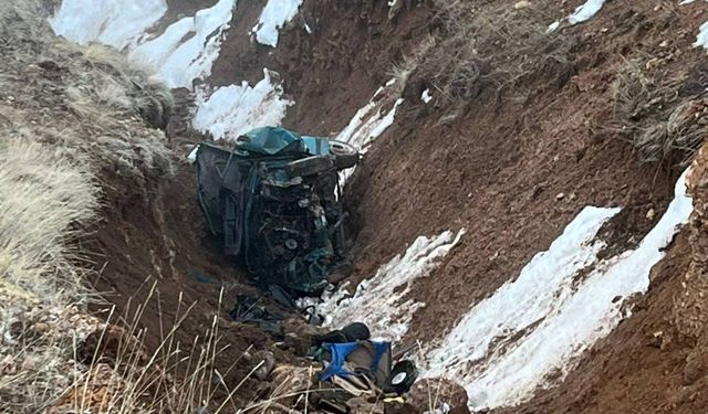Niğde'de şarampole devrilen otomobildeki 2 kişi öldü, 2 kişi yaralandı