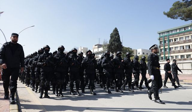 Suriye'de 2 bin yeni polis ve asker için mezuniyet töreni düzenlendi