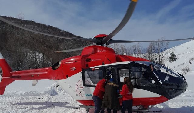 Tokat'ta kar nedeniyle yolu kapanan köydeki hasta ambulans helikopterle hastaneye kaldırıldı