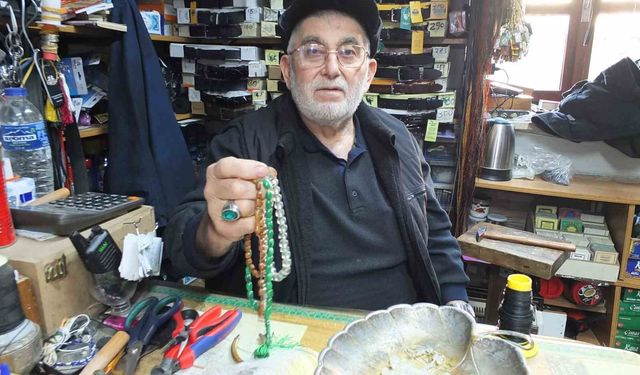 71 yaşındaki Cevat Dede tespih dizerek para kazanıyor