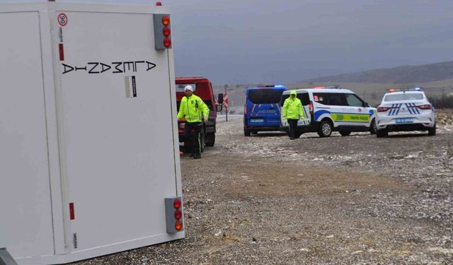 Alman turistin kullandığı karavanla otomobil çarpıştı: 1'i ağır 3 yaralı