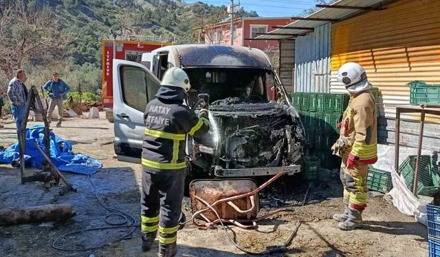 Arsuz'da minibüs yangını