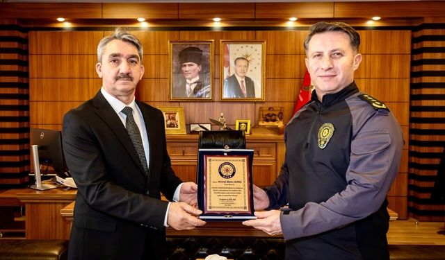 Bilecik'te emekliye ayrılan polis memuruna plaket