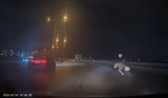 Bursa'da motosiklet kazası kamerada : Sürücü yola böyle savruldu