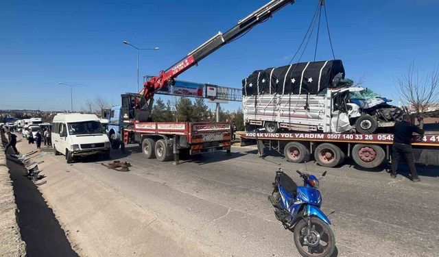 Gaziantep'te minibüs ile kamyonet çarpıştı: 4 yaralı