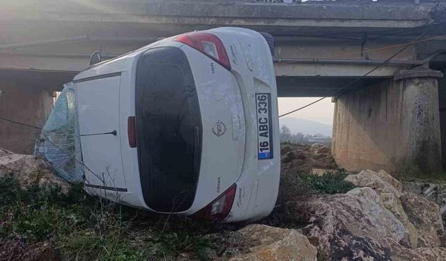 Genç sürücü ölümden döndü: Kontrolden çıkan araç köprüden uçtu, 1 yaralı