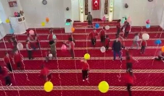 İmam ve eşinden çocuklar için camide renkli süsleme