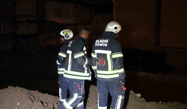 İnşaat temeline dolan yağmur suyu ekiplerce tahliye edildi