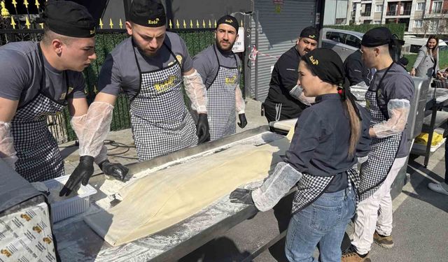 İstanbul'da lahmacun rekoru: 63 metrelik dev lahmacun Guinness'e girdi