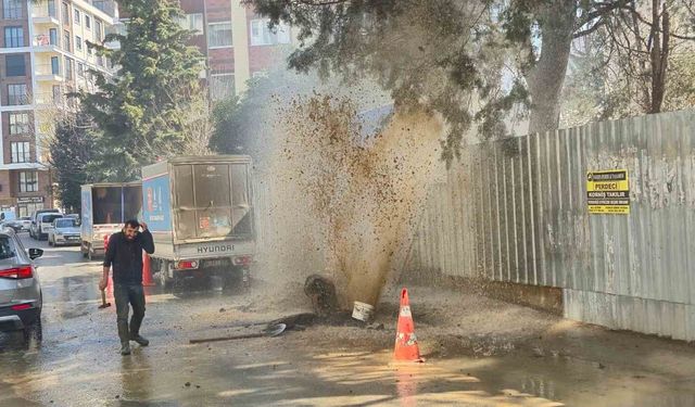 Kadıköy'de inşaat çalışmasında boru patladı: Sular apartman boyunu aştı